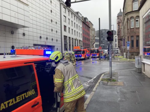 Feuerwehr und Rettungsdienst der Landeshauptstadt waren mit 15 Fahrzeugen und 45 Einsatzkräften im Einsatz.